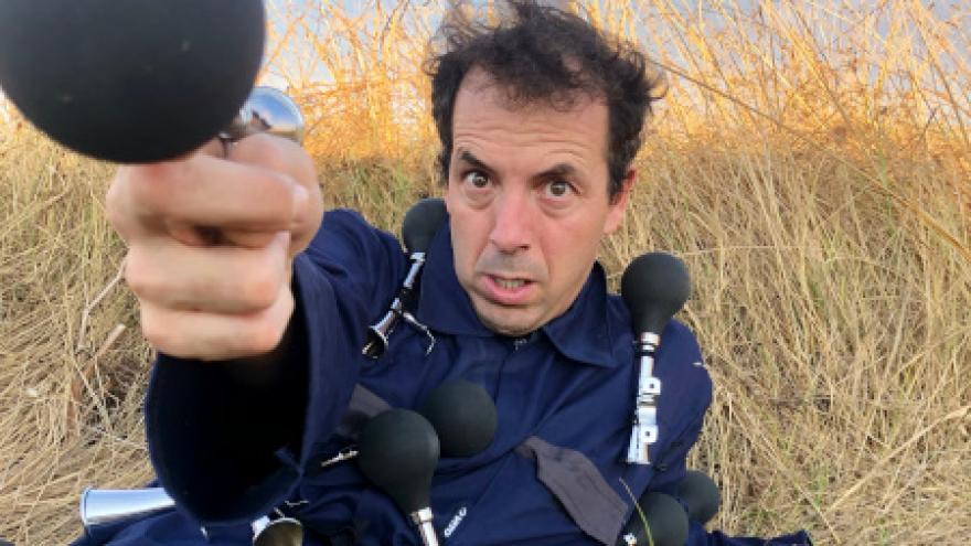 imagen de Javier Ariza en un campo de trigo 