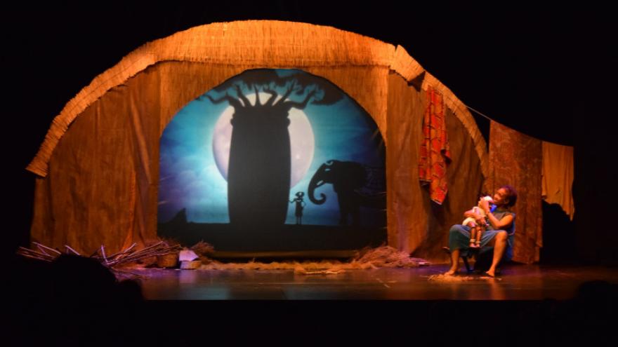 imagen de escena de Malaika, la actriz sostiene en brazo el títere de Malaika