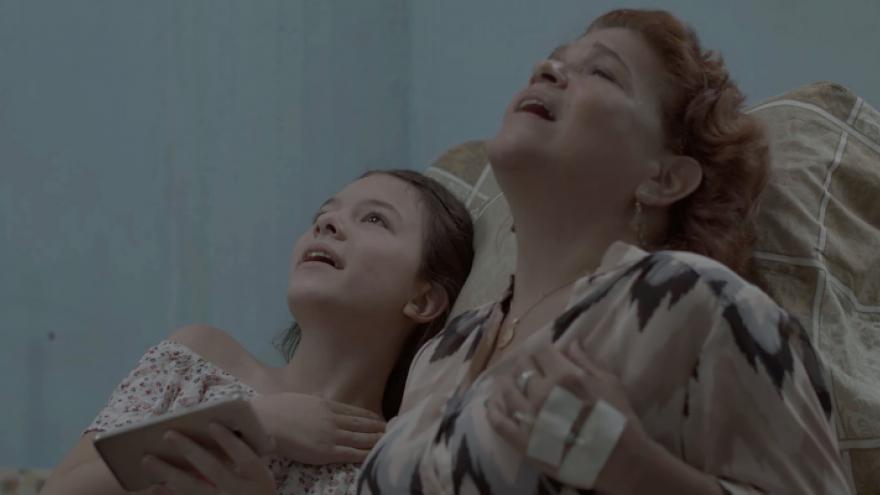 Fotograma de una mujer y una mujer recostadas 