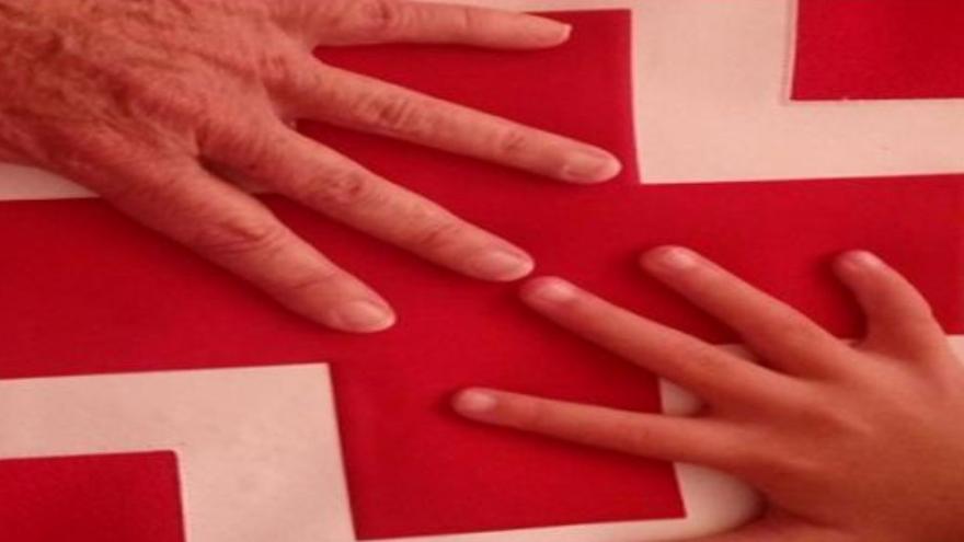 Dos_manos_Cruz_Roja