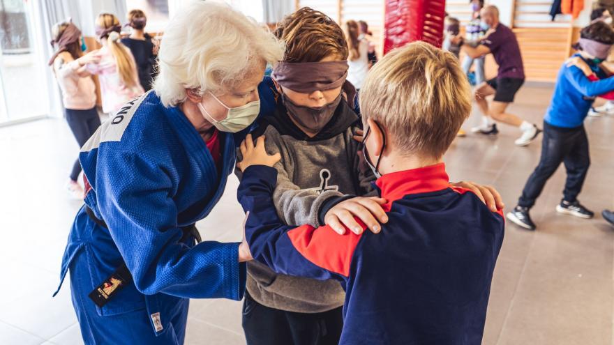 Varios niños con los ojos vendados simulando una actividad deportiva para personas con discapacidad