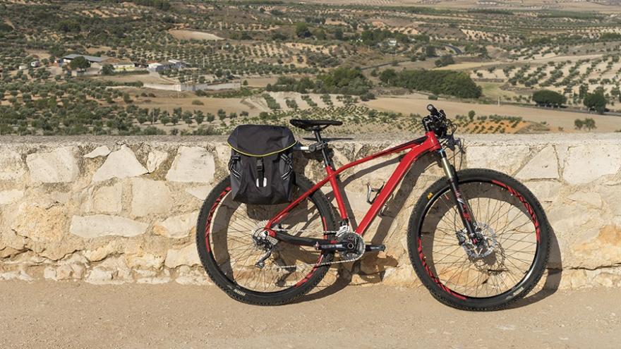 Bicicleta apoyada sobre un muro de piedra