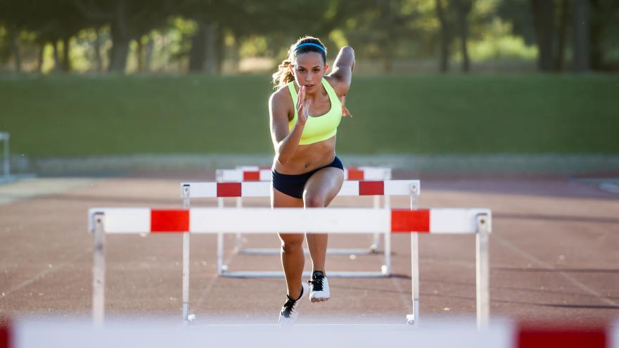 Joven atleta entrenando carrera de vallas