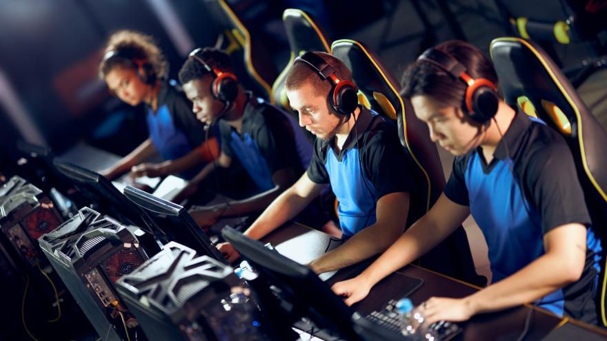 Equipo de jugadores de e-sports alineados frente a sus ordenadores