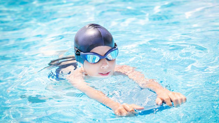 Niño practicando natación