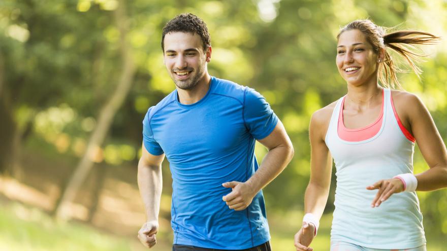 Pareja joven corriendo