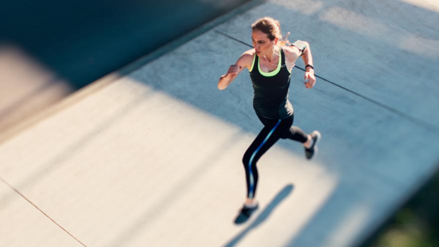 Mujer corriendo con intensidad