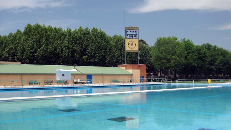 Piscina y reloj del Parque deportivo Puerta de Hierro