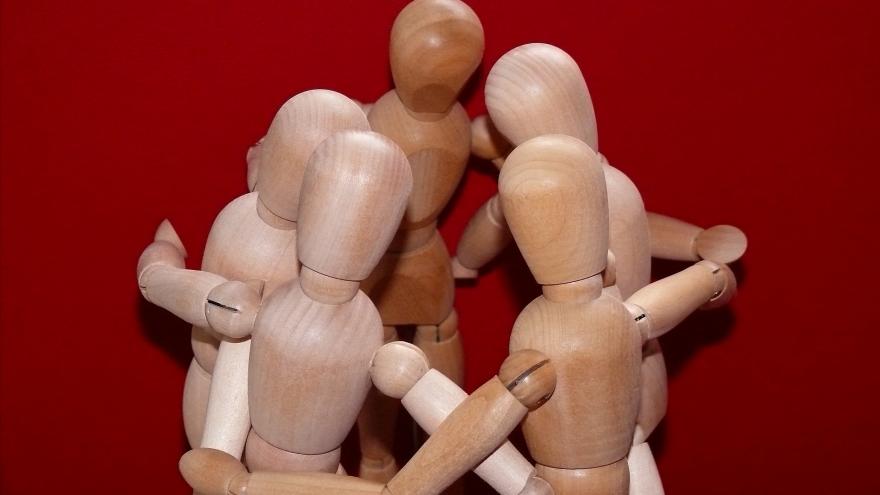 Muñecos articulados abrazándose