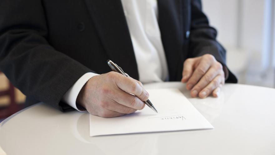 Persona firmando un contrato