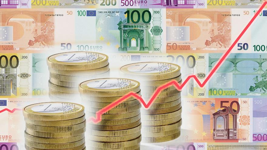 Imagen de billetes de monedas y euros y escala bursatil