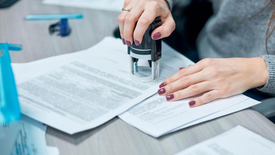 Persona sellando documentos