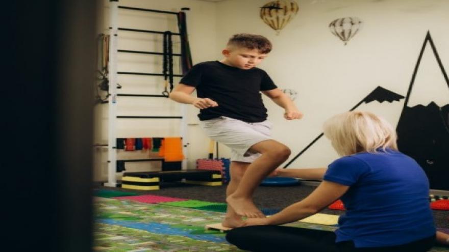 Imagen de niño realizando terapia 