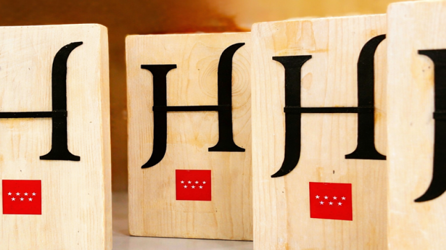 Imagen con tacos de madera con la letra H y la bandera de la Comunidad de Madrid