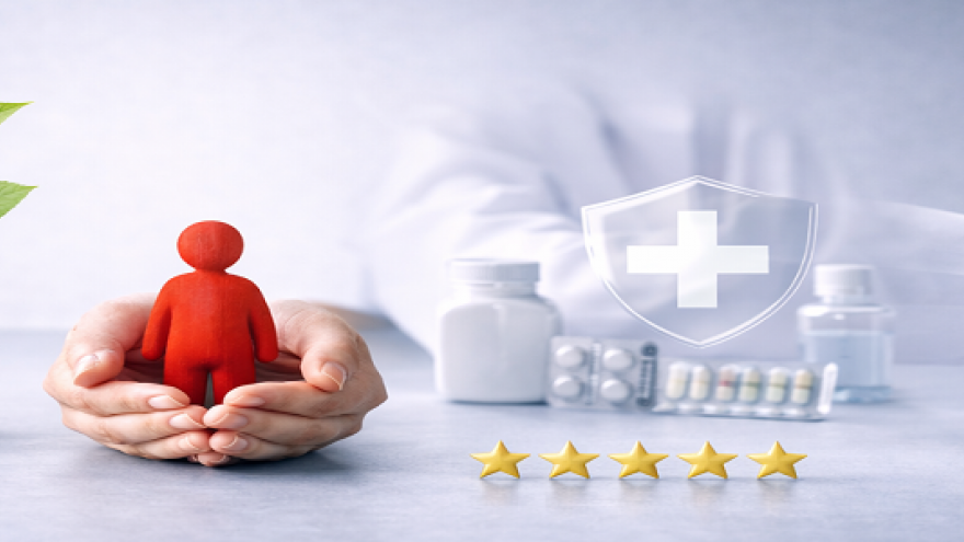 Símbolos de Calidad asistencial como unas manos sosteniendo una figura humana, un tarro con monedas del que sale un brote verde entre otros