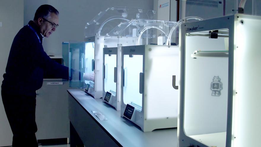 profesional introduciendo algo en unos cubículos de los que sale luz