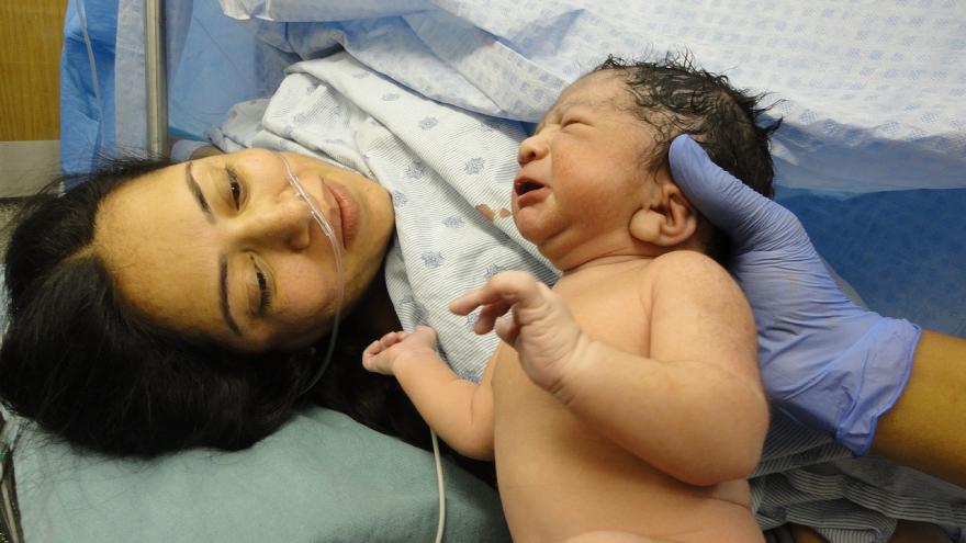 Mujer con su hijo recién nacido