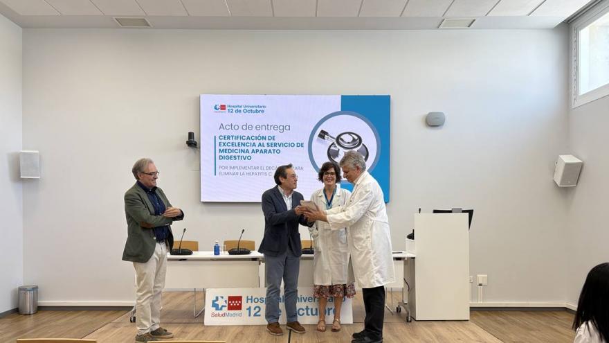 Entrega de la certificación en el Hospital 12 de Octubre