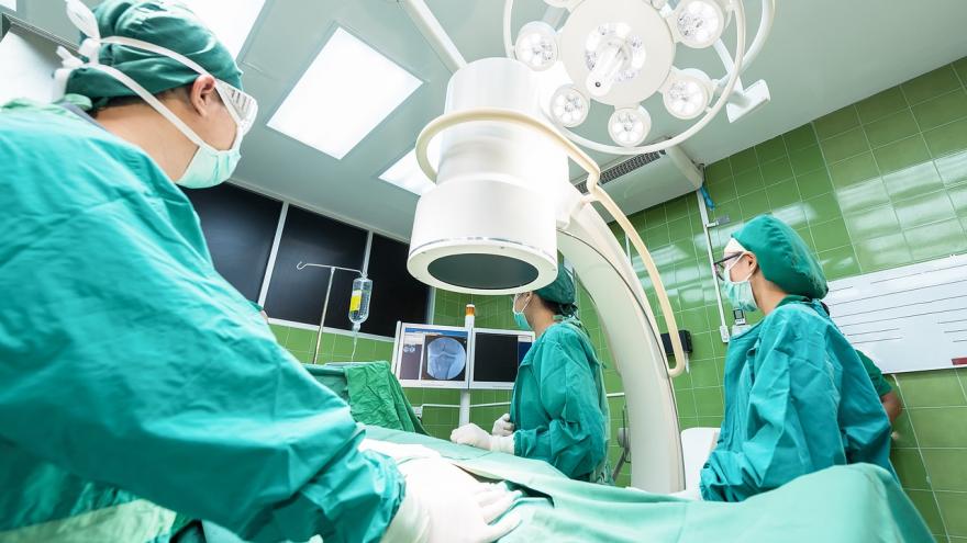 Cirujanos en quirófano realizando una intervención quirúrgica 