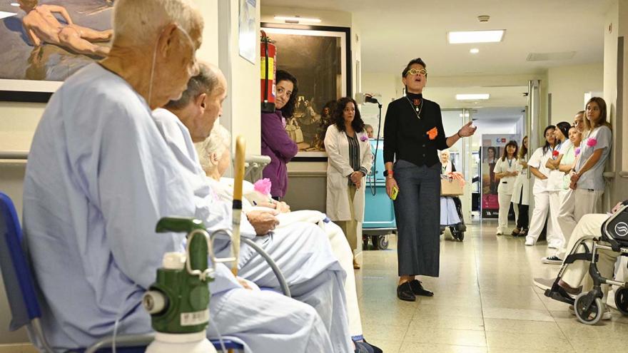 Pacientes escuchan en el pasillo a una cantante