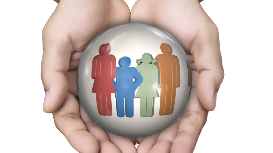 Imagen de familia recogida en una mano de forma metafórica