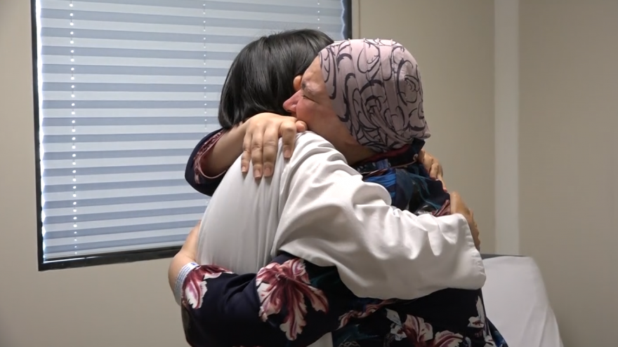 Una doctora y una paciente se abrazan emocionadas