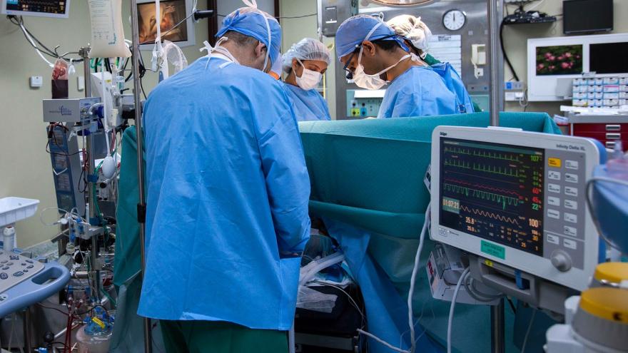Médicos en un quirófano