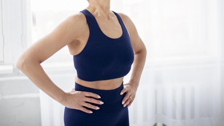 Una mujer practica ejercicio