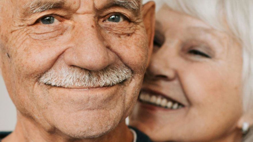 Imagen de dos personas de edad avanzada