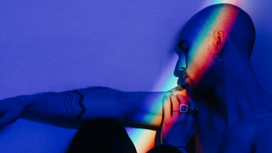 Imagen de una persona sentada y un arcoiris