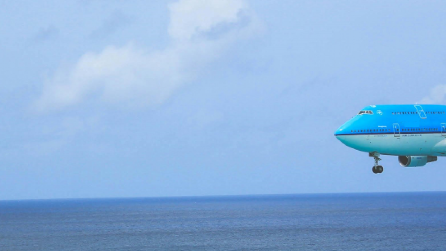 Imagen de un avión despegando