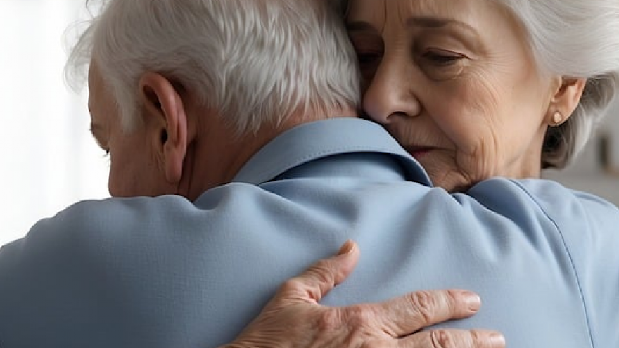 Imagen de dos personas abrazándose