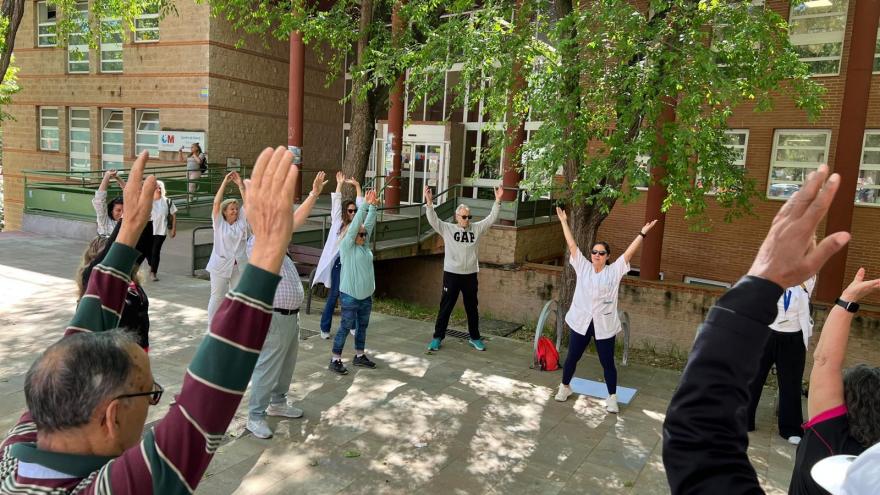 Usuarios de los centros de salud Tres Cantos realizan ejercicio físico en la calle
