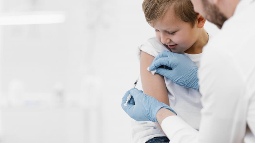Enfermero vacunando a niño
