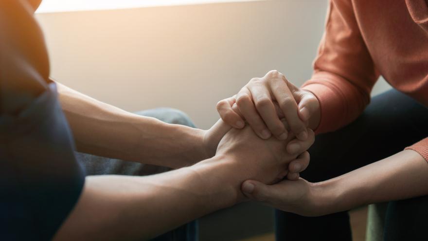 primer plano de las manos enlazadas de dos personas