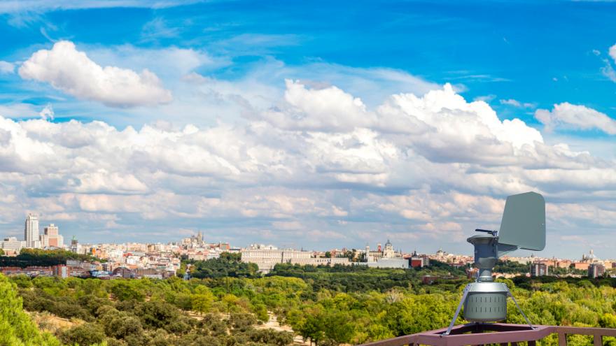 Vista de Madrid desde la Casa de campo, con un captador de polen en primer plano
