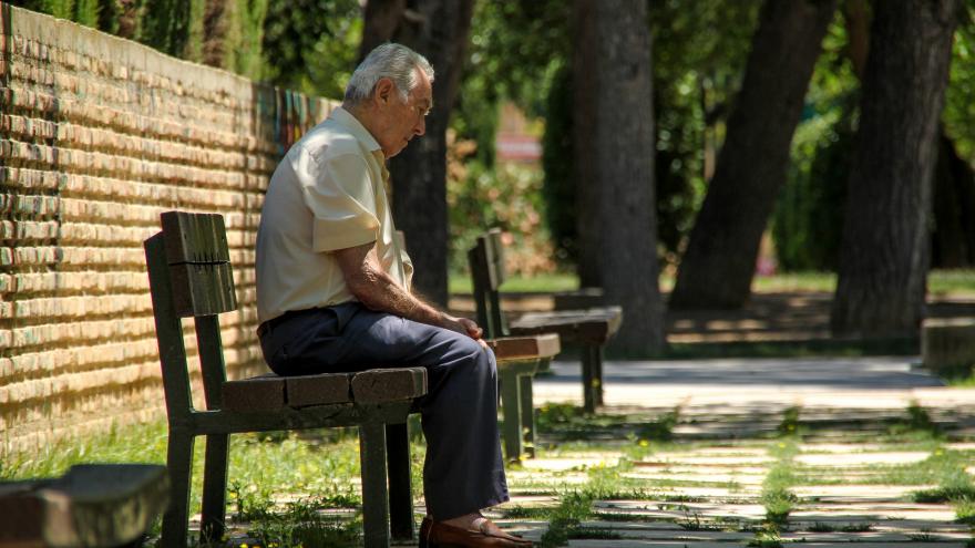 Hombre solo sentado en un banco
