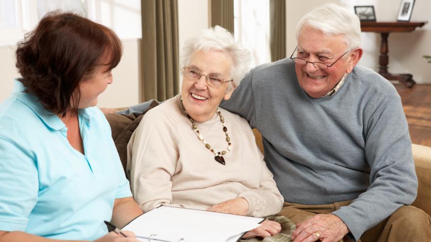 Personas mayores sentadas sonrientes