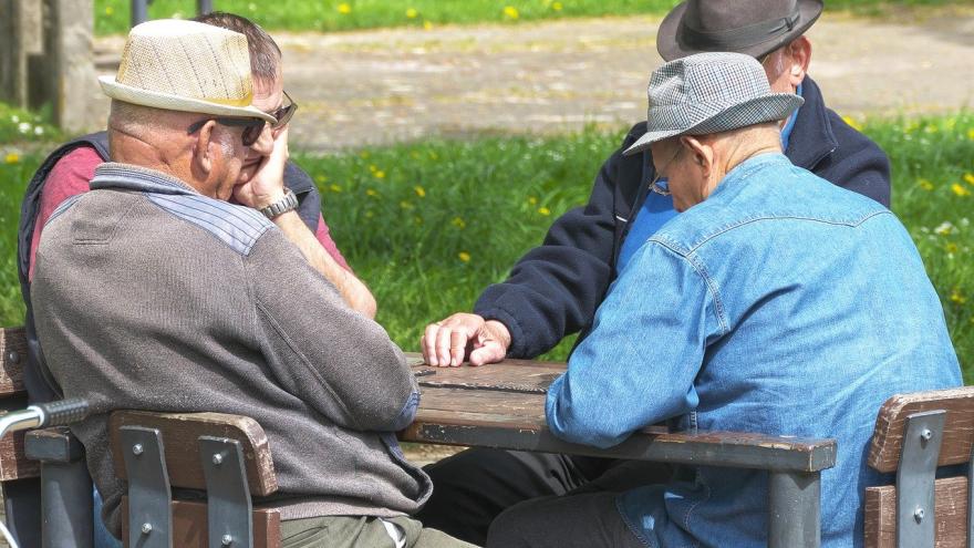 Hombres jugando a las cartas
