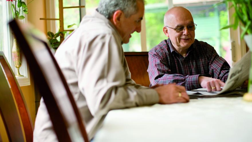 Hombres mayores conversando