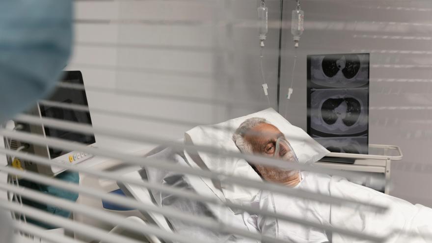 Imagen de un paciente en una camilla tumbado 