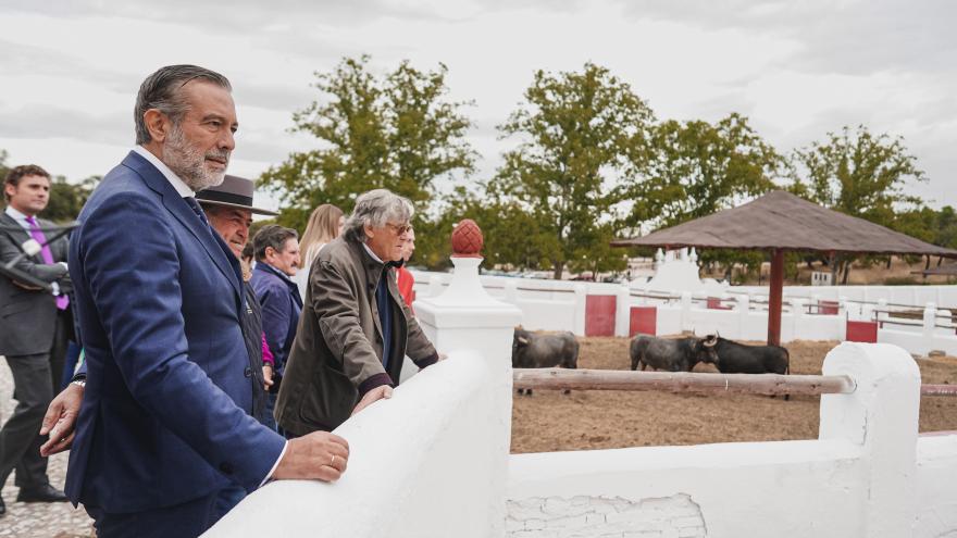 El consejero Enrique López observando la Venta