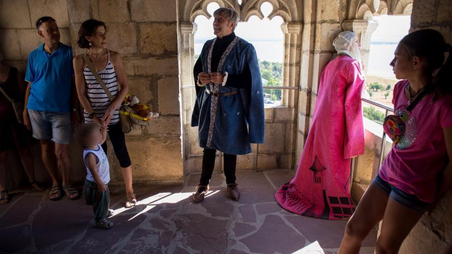 Actores representando visita teatralizada en el Castillo de Manzanares 