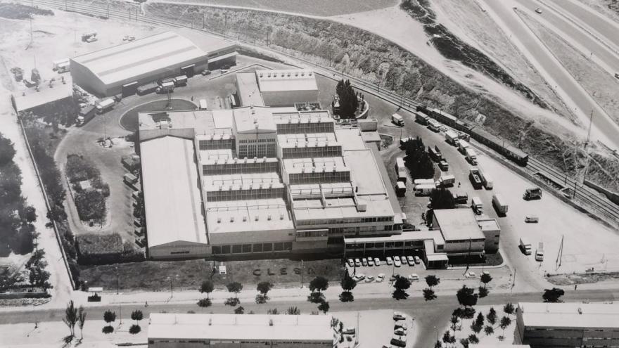Vista aérea de un complejo industrial con varias naves