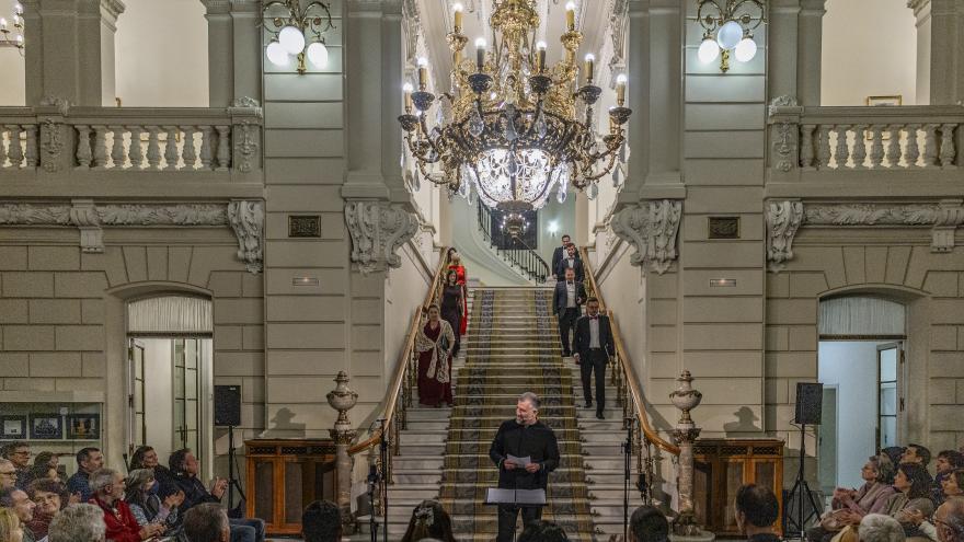 escalinata de palacio por la que bajan un grupo de personas 