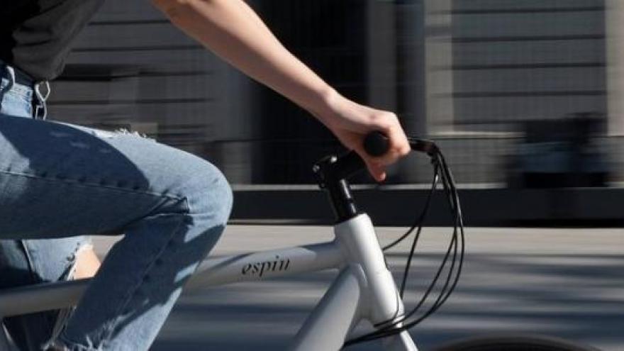 joven en bicicleta