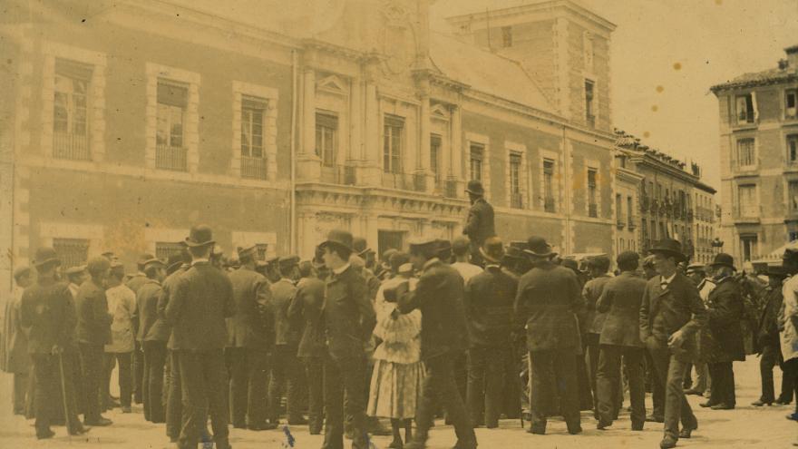 Imagen de la multitud delante del palacio de Santa Cruz
