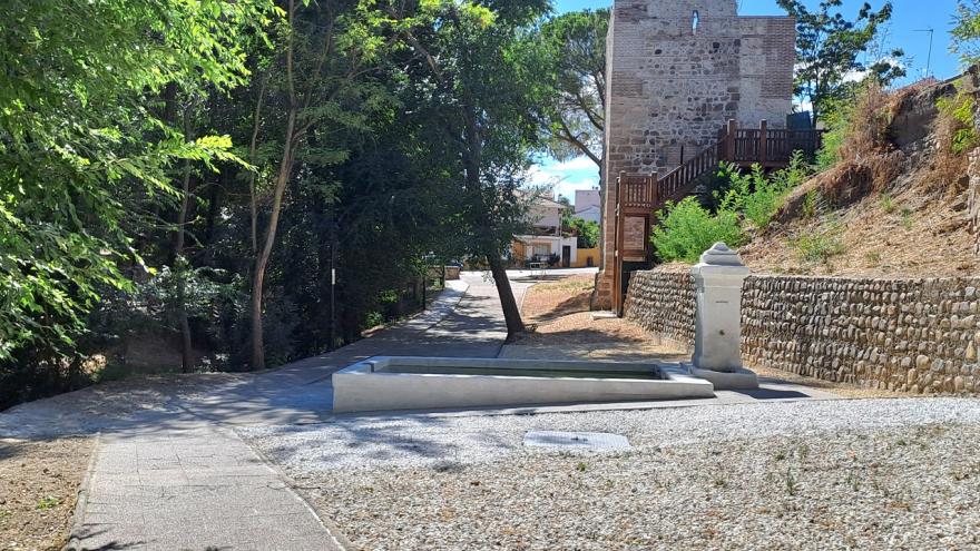 Fuente rectangular con pilar y caños de agua