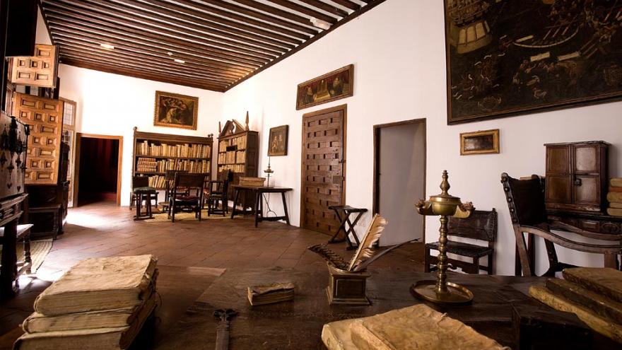 Estudio de Lope de Vega Vista del estudio de Lope de Vega donde se ven estanterías con libros, sillas y mesas  antiguas