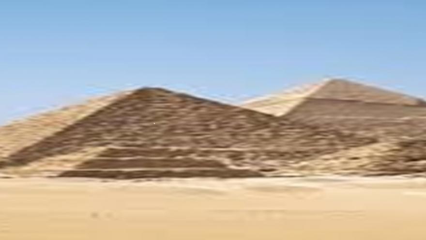 pirámides y papiros